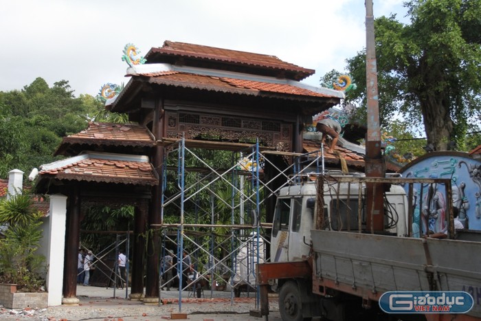 Theo phía gia đình ông Quang cho biết, việc tháo dỡ biệt phủ này sẽ mất nhiều thời gian, có thể hơn 50 ngày. Tuy nhiên, phía gia đình vẫn cố gắng thuê nhân công để hoàn thành tháo dỡ trong thời gian sớm nhất.