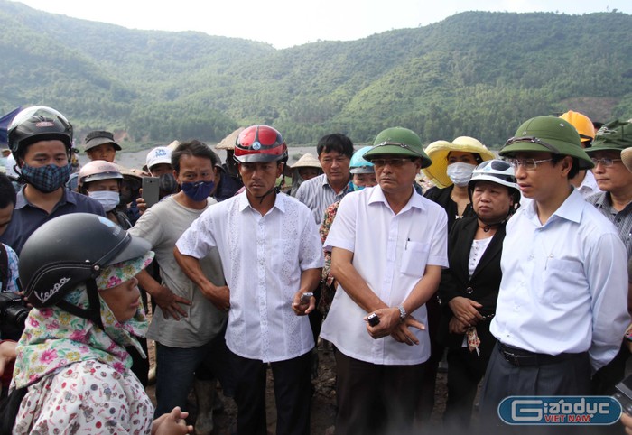 Bí thư Nguyễn Xuân Anh (ngoài cùng bên phải) trong một lần đi kiểm tra bãi rác Khánh Sơn. Ảnh Thùy Linh