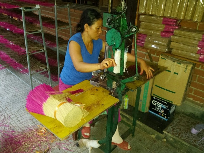 Một nghệ nhân đang thực hiện công đoạn nén bột trầm. Ảnh: L.Chung