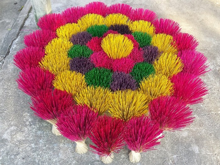 Những bó chông hương đầy màu sắc được xếp thành bông hoa lớn thu hút sự tò mò của khách du lịch. Ảnh: L.Chung