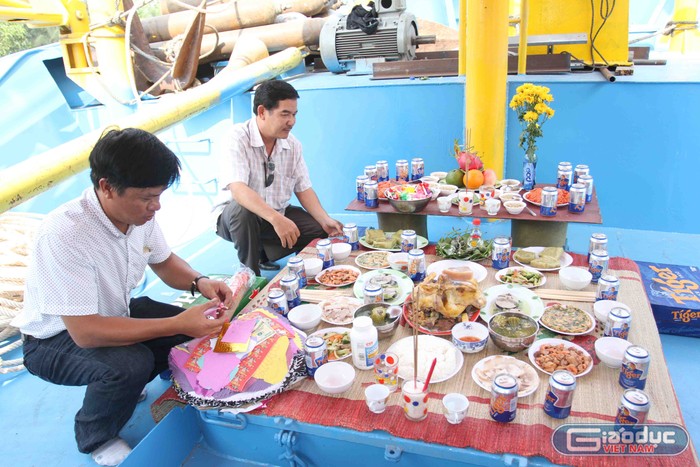 Ngư dân Trần Văn Mười chuẩn bị đồ lễ cúng trong buổi hạ thủy...