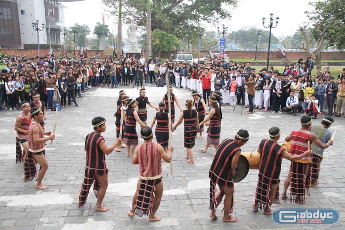 Chương trình có những nội dung chính như: Trưng bày một số hình ảnh, hiện vật giới thiệu về văn hóa ẩm thực, trang phục, lễ hội, sinh hoạt đời thường của đồng bào dân tộc Cơ Tu với chủ đề: “Văn hóa dân tộc Cơ tu – Nơi lưu giữ bản sắc cộng đồng”...