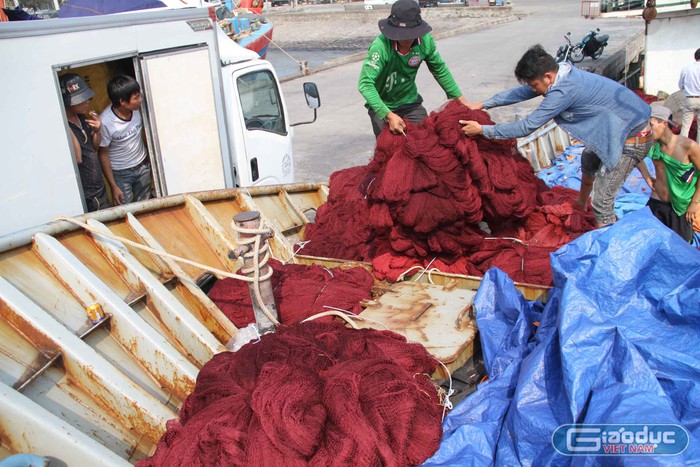 Hiện anh Sang đang cho vận chuyển các ngư lưới cụ trên tàu Sang Fish 01 lên bờ để lắp qua tàu vỏ gỗ khác. Anh Sang cho rằng, cần làm một con tàu không bị lắc, cần tăng hệ số béo (khoảng 0,65 đến 0,7); thiết kế mặt boong lại cho phù hợp với nghề; lắp máy chính lại bằng máy mới; hệ thống tời cẩu cần bố trí hợp lý và phù hợp với nghề...