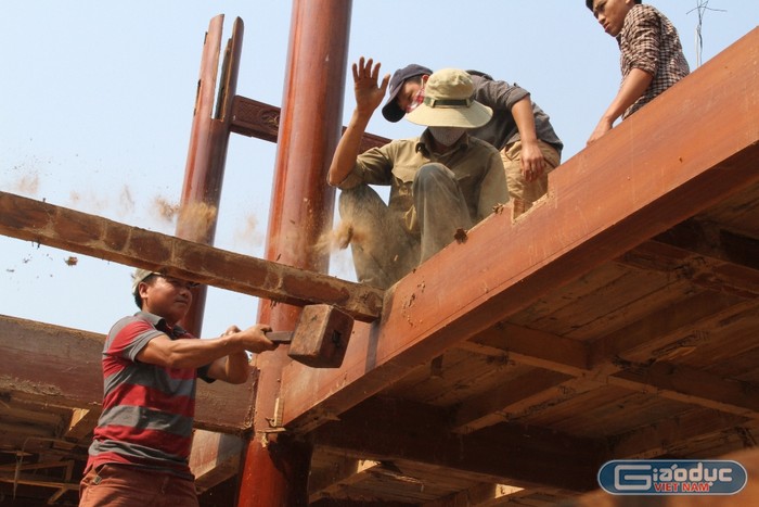 Gia đình ông Quang phải thuê thợ lành nghề phía Bắc vào tháo dỡ. Dù Đà Nẵng đang nắng nóng, nhưng các nhóm thợ vẫn tích cực làm để đảm bảo đúng thời hạn tháo dỡ.