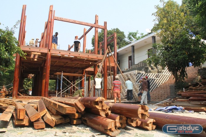 &quot;Đây là nhà gỗ mà ông Quang tâm đắc nhất và là nơi đựng nhiều vật quý giá những cũng phải tháo dỡ. Gia đình buồn lắm nhưng biết làm sao, phải chấp hành quyết định của cấp trên thôi...&quot;, đại diện gia đình ông Quang cho biết.