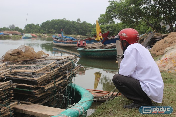 Người dân ngán ngẩm vì cá chết hàng loạt gây ảnh hưởng đến cuộc sống. Ảnh: B.Sương