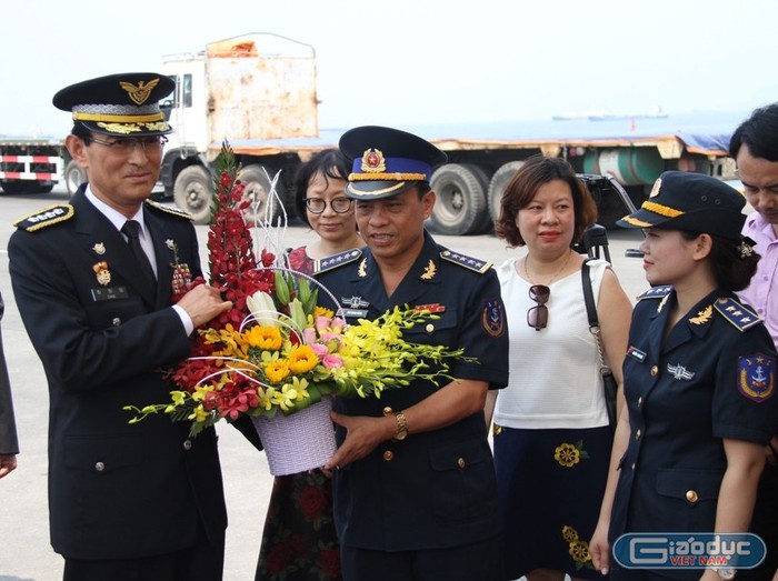 Lễ đón tại cầu cảng Tiên Sa...