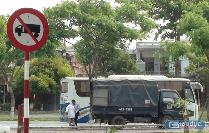 ...và cả xe tải dù đã bị cấm nhưng vẫn vào bãi đỗ xe đậu. Ảnh: Hoàng Tuấn