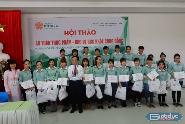 Đại học Đông Á quyết định dành 23 phần quà, hỗ trợ gia đình 23 sinh viên quê ở các tỉnh Hà Tĩnh, Quảng Bình và Quảng Trị, hiện gặp rất nhiều khó khăn trong mưu sinh. Đây là những gia cảnh chịu ảnh hưởng trực tiếp của sự cố ô nhiễm môi trường biển. Ảnh: Hoàng Tuấn