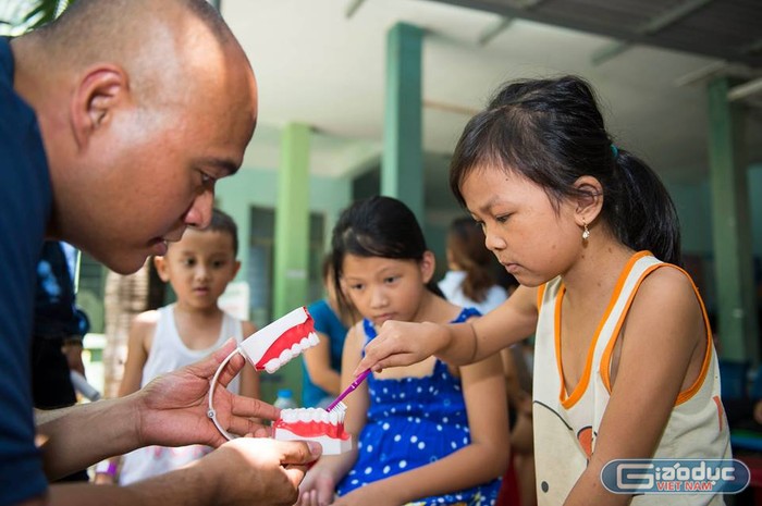 Hướng dẫn trẻ em vệ sinh, chăm sóc răng miệng. Ảnh: T.L