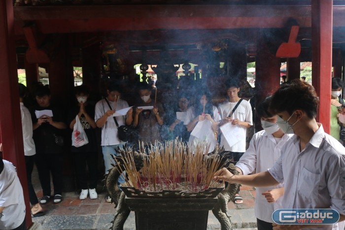 Trước khi vào chính điện, các sĩ tử đều thắp hương ở lư hương ngoài trời cầu may.