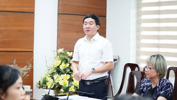 Tiến sĩ Nguyễn Xuân Long được bổ nhiệm làm tân Hiệu trưởng Trường Đại học Ngoại ngữ - ĐHQGHN. Nguồn: Website nhà trường.