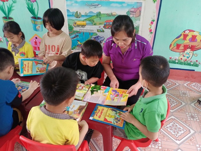Giáo viên Trường mầm non Tu Lý B (Huyện Đà Bắc, tỉnh Hòa Bình) đang hướng dẫn trẻ đọc truyện. Ảnh: Trường mầm non Tu Lý B.