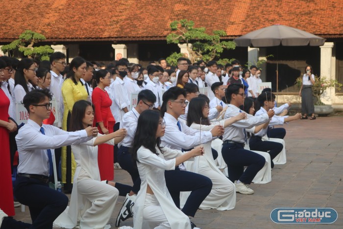 Học sinh dâng hương tưởng nhớ về anh hùng dân tộc Đinh Tiên Hoàng và thề nguyền thực hiện “lời thề khuyến học” thiêng liêng trước buổi lễ khai giảng.