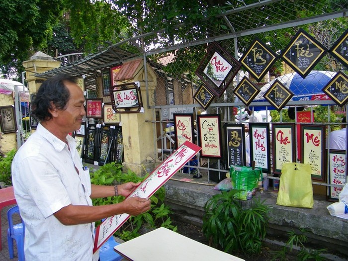 Nét yêu đời rất…nghệ sĩ của “ông đồ” Đào Phương. Đã 7 mùa xuân trôi qua, ông ngồi nơi góc phố nhiều kỷ niệm này.