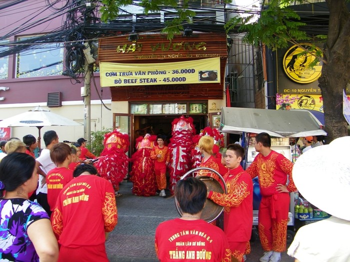 Thời tiết nắng ấm tại TP.HCM hôm nay thuận lợi cho nhiều hoạt động văn hoá sôi động. Trong ảnh: Múa lân mừng tất niên tại một cửa hiệu trên đường Nguyễn Thị Nghĩa (Q1).