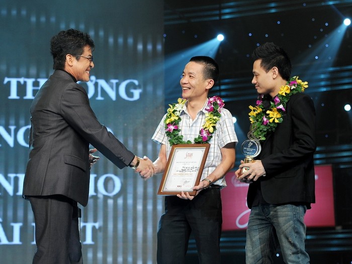 MC Thanh Bạch đại diện BTC trao giải Sáng tạo cho bài hát cho hai nhạc sĩ Nguyễn Vĩnh Tiến và Nguyễn Đức Cường.
