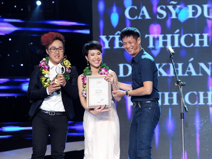 Đạo diễn Lê Hoàng trao giải ca sĩ được yêu thích nhất cho Uyên Linh và Trung Quân.