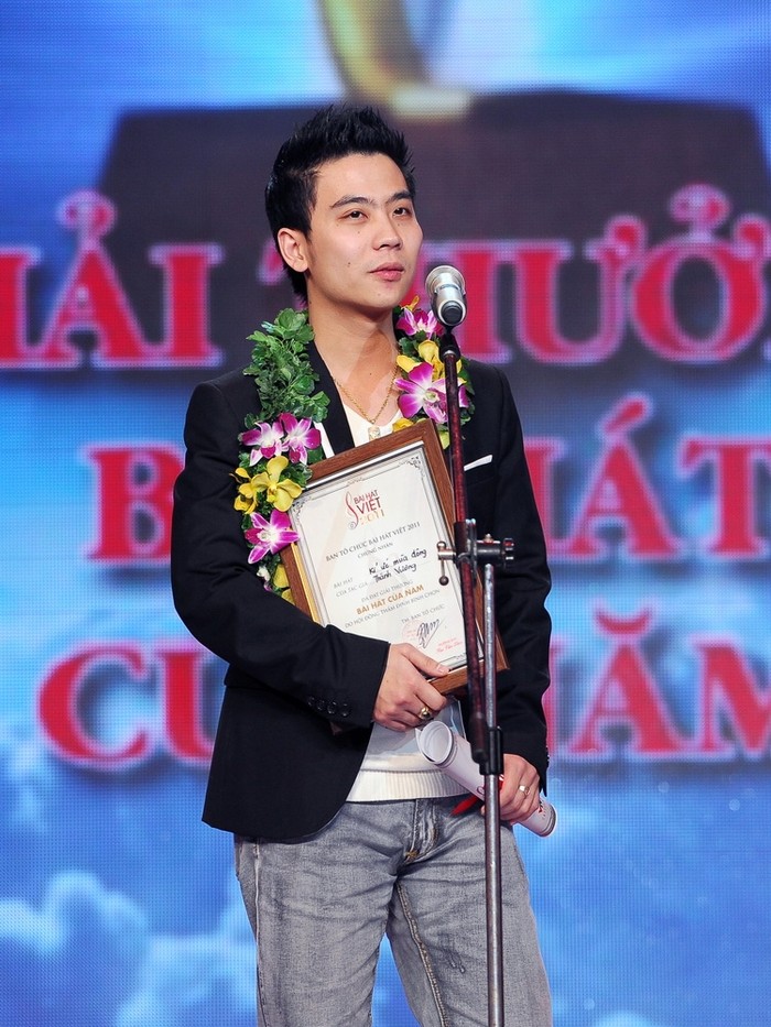 Nhạc sĩ Thành Vương nhận giải Bài hát của năm cho ca khúc Ký ức mùa đông.