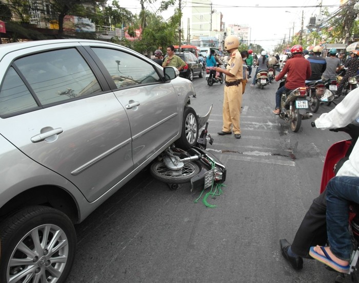 Chiếc xe bị cán ngang hông.