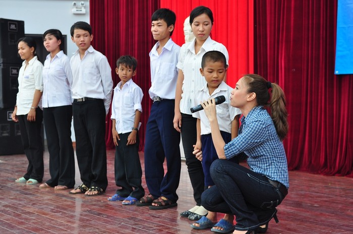 Một “nhóc tì” đang chăm chú lắng nghe “cô Tâm” nói lời động viên học giỏi.