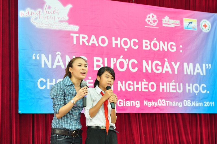 Và “hoạ mi tóc nâu” bình dị, song ca cùng một em gái….