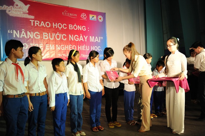 Trao học bổng cho nhiều em học sinh nghèo hiếu học, nghèo khó ở vùng sâu, vùng xa.