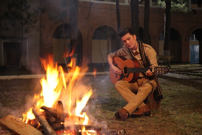 "Thầy" rất lãng tử, ôm đàn guitar, bên ánh lửa bập bùng, hát tặng cho các học trò một bản tình ca.