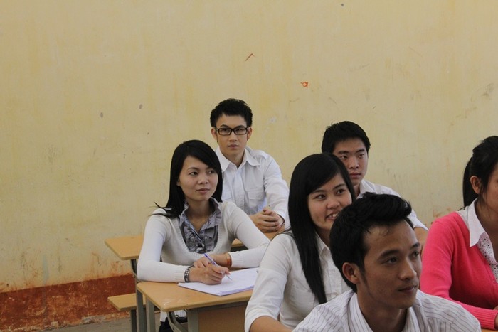Trong khi các bạn đang chăm chú lắng nghe "thầy" Đàm giảng bài, Dương Triệu Vũ đang mơ mộng, nhìn ra cửa lớp.