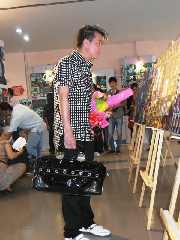 Quý ông nhạc Việt thu hút mọi ánh nhìn bằng vẻ ngoài lịch lãm, trẻ trung, đặc biệt là chiếc túi hàng hiệu đen bóng, rất đắt tiền của nhãn hiệu thời trang nổi tiếng Gucci.