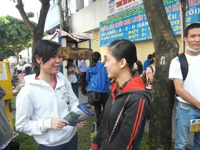 Hai thí sinh: Đỗ Thị Thảo và Hoàng Thị Bích Trâm vui mừng vì làm được bài môn Sinh. Ảnh: Dương Cầm