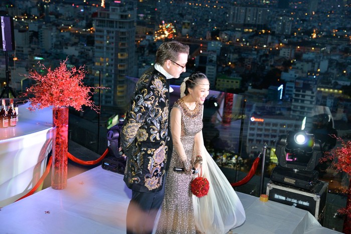 Đám cưới của Đoan Trang diễn ra trên tầng 26 của toà nhà Chill Sky, nơi có thể nhìn thấy bao quát toàn TP.HCM đang lên đèn rực rỡ.