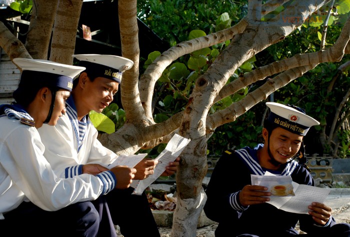 Ngồi dưới tán cây, các chiến sĩ hạnh phúc đọc những dòng thư của người thân từ đất liền gửi ra.