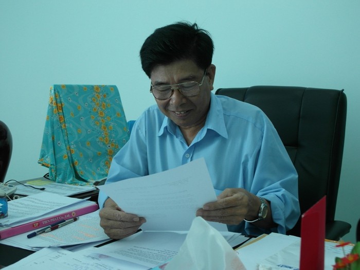 Ông Phan Văn Thơm đang đọc cho phóng viên báo điện tử Giáo dục Việt Nam nghe văn bản quyết định cho Thu Thảo thi đặc cách tốt nghiệp và thi liên thông lên hệ Cao đẳng, ngành Kế toán.