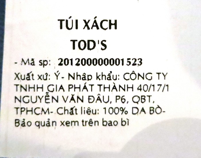 Chiếc túi xách hàng hiệu được bảo chứng nguồn gốc, chất liệu chỉ bằng tờ giấy nhỏ, với vài dòng chữ như thế này.