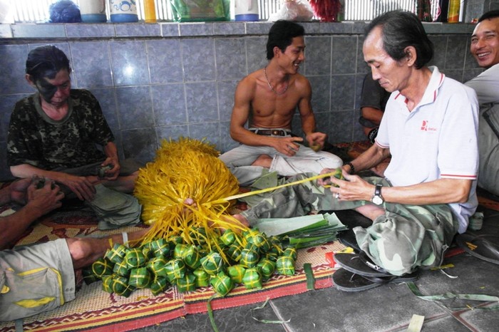 Khâu cuối cùng của quá trình sản xuất một chiếc nem là cột dây, giúp cho chiếc nem có hình dạng cố định.