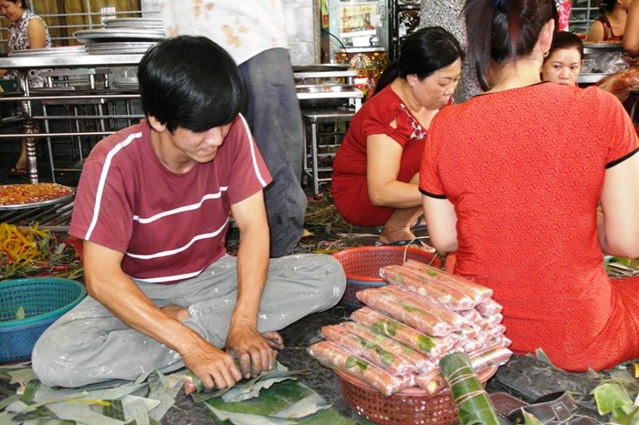 Cách quết thịt, tẩm gia vị cũng tương tự như nem thường....