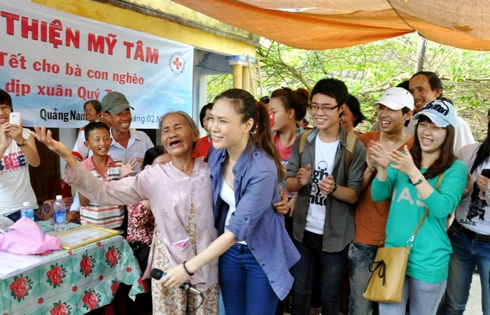 Tuổi cao nhưng gặp cô ca sĩ xinh đẹp, thân thiện này, bà má đã quên mất mình... già. Bà má rất xúc động và...thăng hoa.