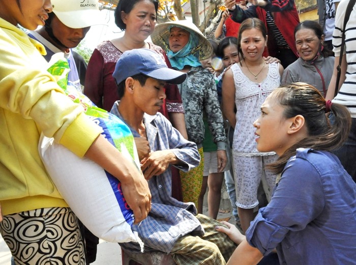 "Hoạ mi tóc nâu" ân cần hỏi thăm một anh thanh niên không may mắn, bị bại liệt từ nhỏ.