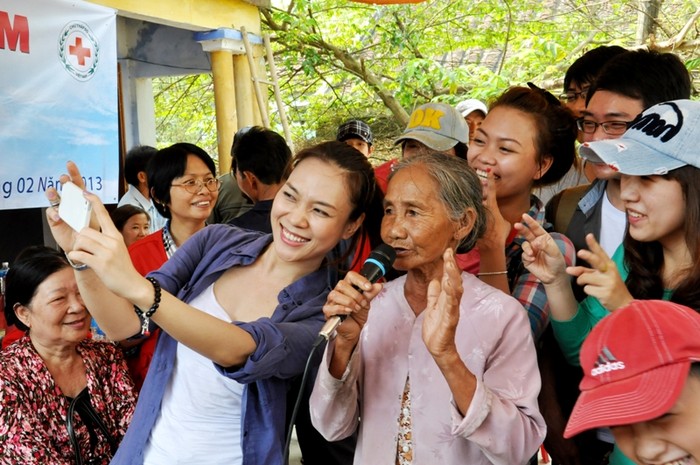 "Con chụp với má tấm hình làm kỷ niệm nhé" - Mỹ Tâm giơ máy điện thoại ghi lại khoảnh khắc đẹp này.