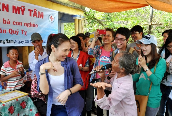 "Để má hát cho con nghe một bài". Bà má nói.