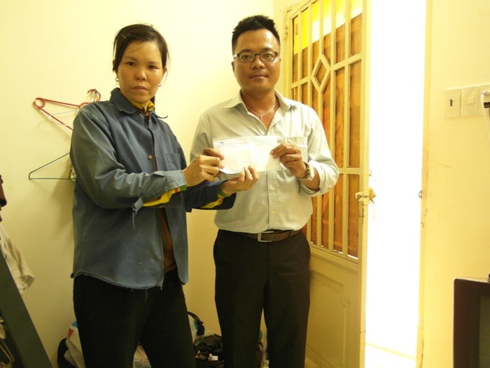 Phóng viên báo điện tử Giáo dục Việt Nam trao số tiền 2 triệu đồng của ông Lê Ân gửi cho chị Đinh Thị Thư.