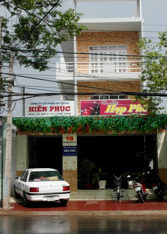 Căn nhà tại số 16 đường Nguyễn Thị Minh Khai, thành phố Trà Vinh, bà Trần Hồng Ly cho rằng được xây bằng 2 tỷ đồng dành dụm của mình, chứ không phải 4 tỷ như báo chí đã đăng tin.