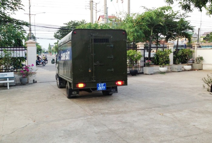 Chiếc xe đặc chủng chở phạm nhân vụ đánh ghen Lê Thị Tuyết rời trụ sở công an phường Phú Hòa, thành phố Thủ Dầu Một, tỉnh Bình Dương. Ảnh: Dương Cầm
