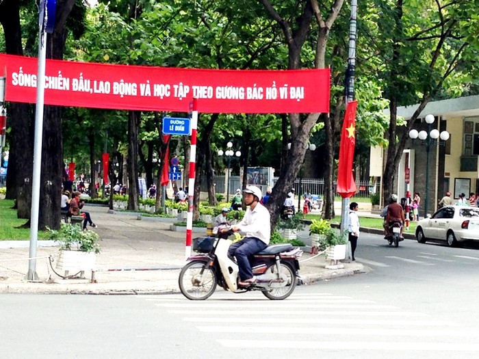 Nhiều biểu ngữ đỏ rực được treo ngay khu vực này.