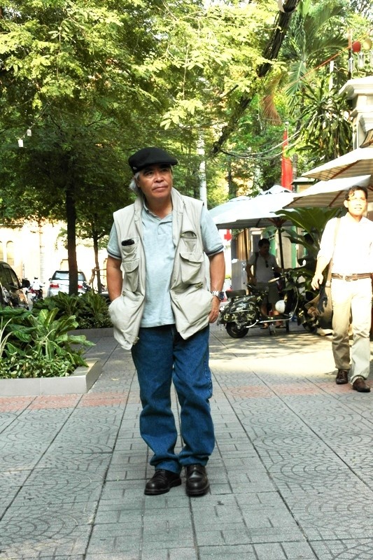 ông Nick Út trong một lần dạo phố Sài Gòn. Ông nói: "Đất nước mình phát triển ngoài sức tưởng tượng của tôi, không còn dấu vết của chiến tranh nữa". Ảnh: Dương Cầm
