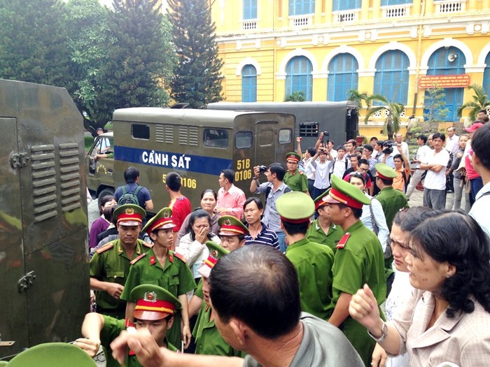 "Rừng" phóng viên tác nghiệp khi kết thúc phiên tòa trưa nay. Ảnh: Dương Cầm