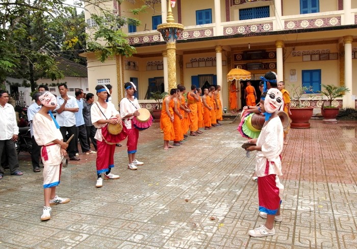 Phật tử, sư sãi dàn hai hàng, chào đón ông Trầm Bê sắp bước ra từ giảng đường chùa Cà Hom.