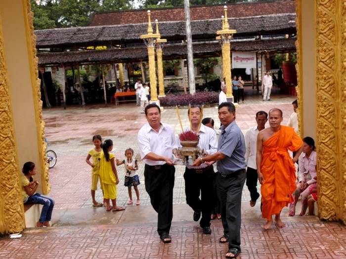 Vị đại gia đi vòng qua cổng sau ngôi chùa Cà Hom, tiến ra tháp cốt cố Hòa thượng Trần Dạnh.