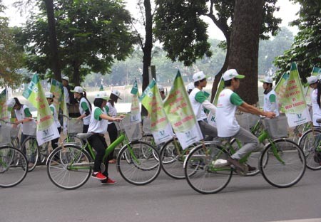 Hoạt động diễu hành, đạp xe vì môi trường cũng được các bạn trẻ hưởng ứng rất tích cực